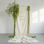 Tablica powitalna na tkaninie bawełnianej ecru z zielonymi wstążkami