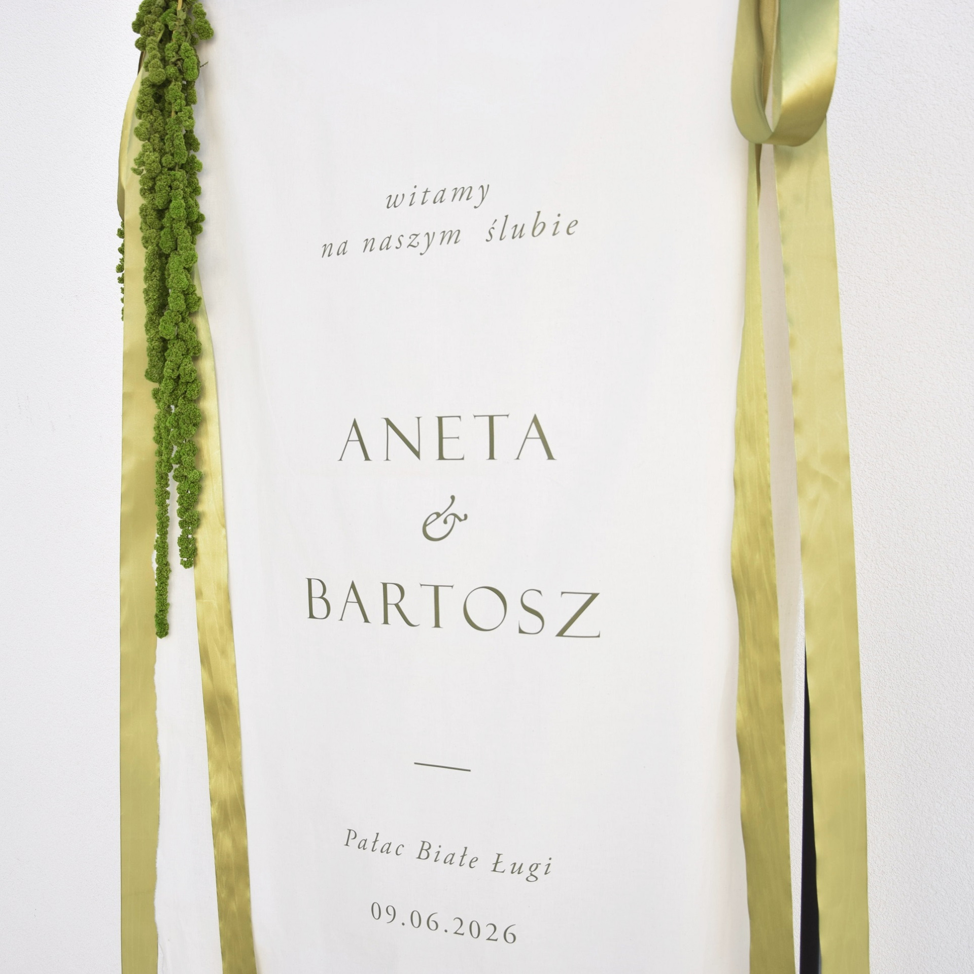 Tablica powitalna, na tkaninie PISTACJOWE WZGÓRZE ,,Cisza Wzgórza''