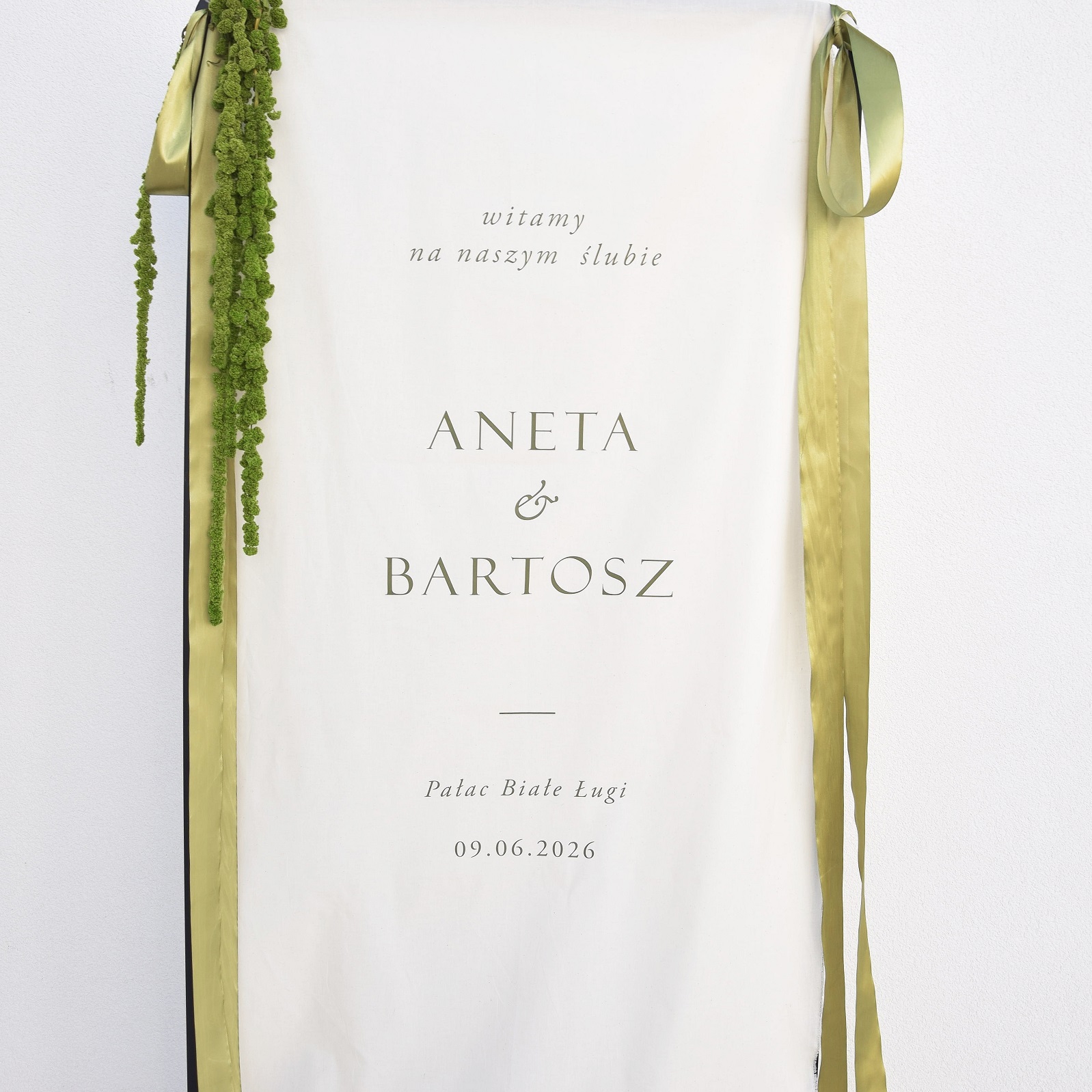 Tablica powitalna, na tkaninie PISTACJOWE WZGÓRZE ,,Cisza Wzgórza''