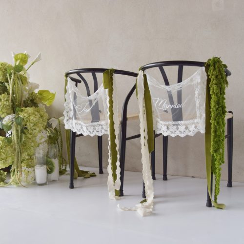 Zawieszki na krzesła ślubne tiul koronka napis Just