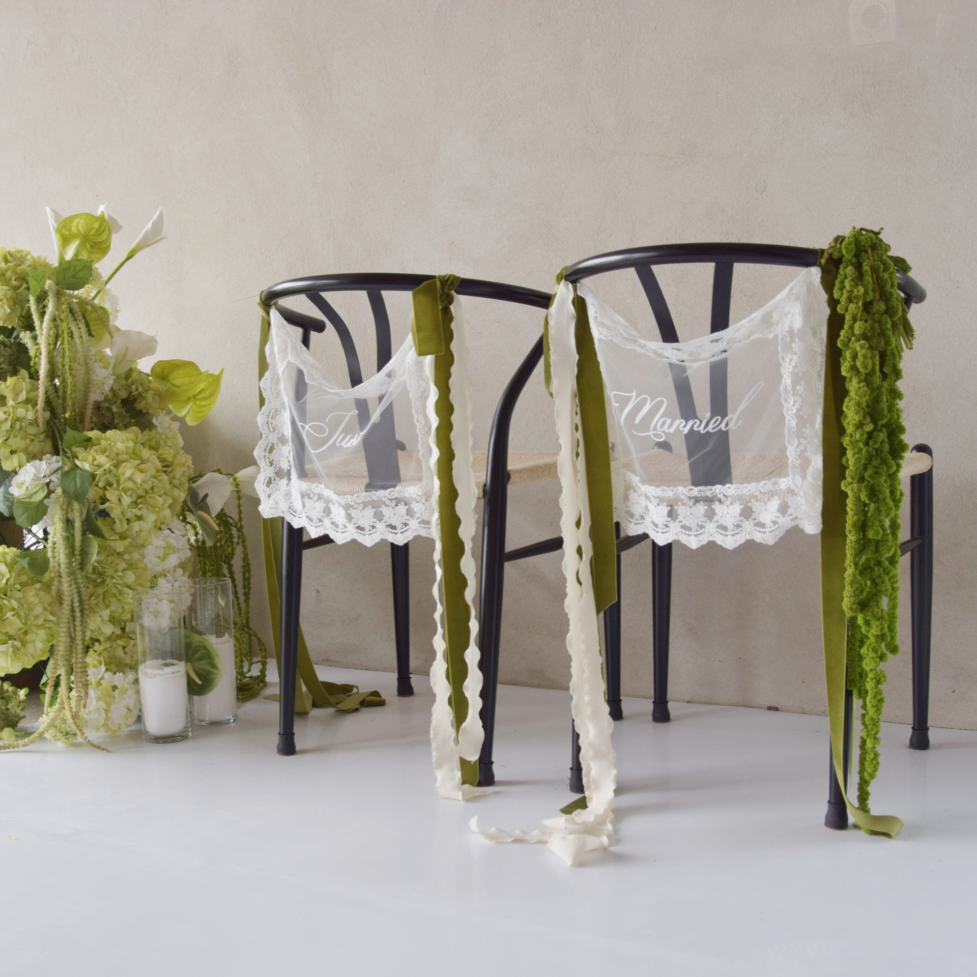 Zawieszki na krzesła ślubne tiul koronka napis Just