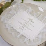 menu ślubne na papierze czerpanym koronkowe dekoracja stołu weselnego