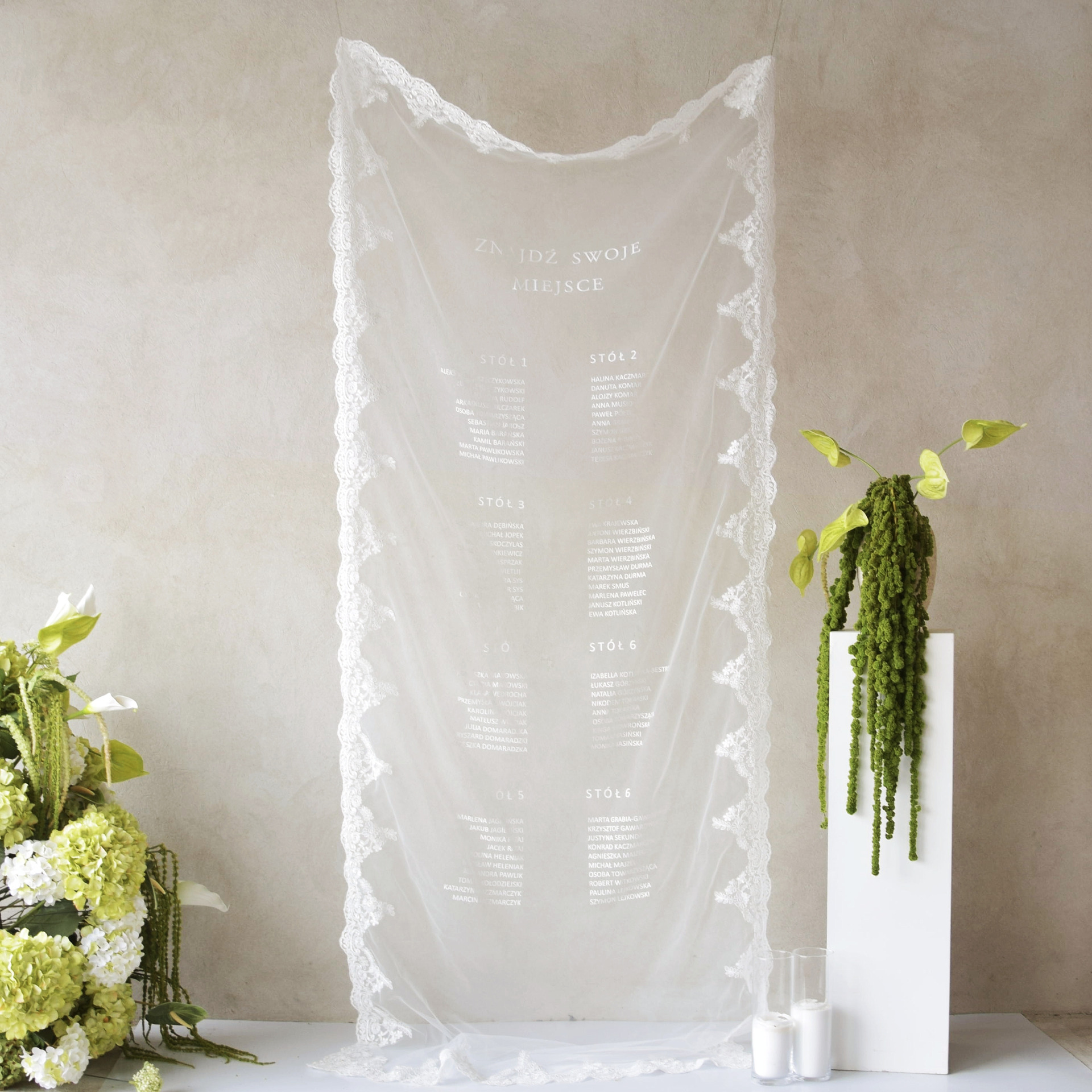 Tablica ślubna plan stołów na tiulu 250x100 z koronką Mgła Pośród Wzgórz