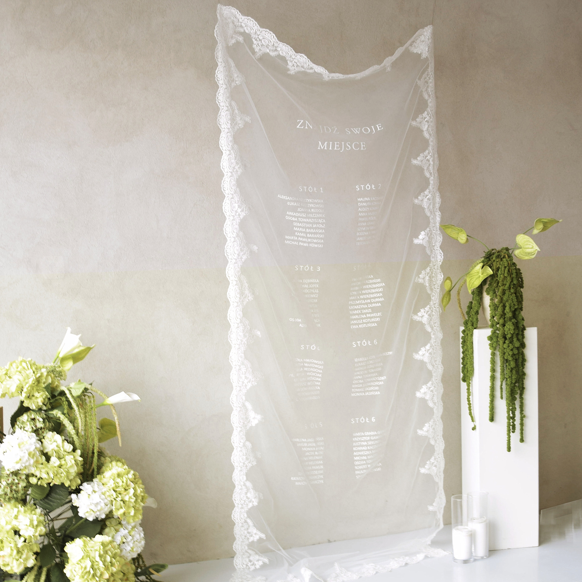 Tablica ślubna plan stołów na tiulu 250x100 z koronką Mgła Pośród Wzgórz