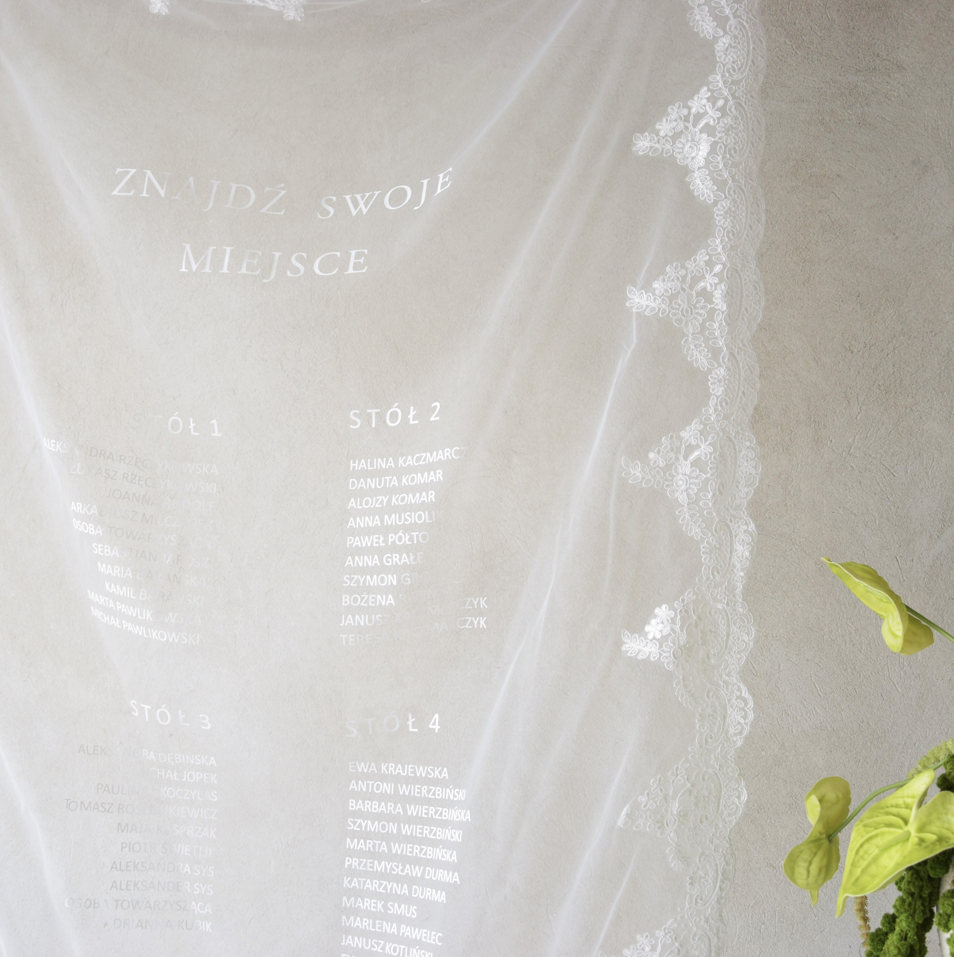 Tablica z rozpiską gości na tiulu z koronką Pistacjowe Wzgórze ,, Mgła Wzgórz ,,|