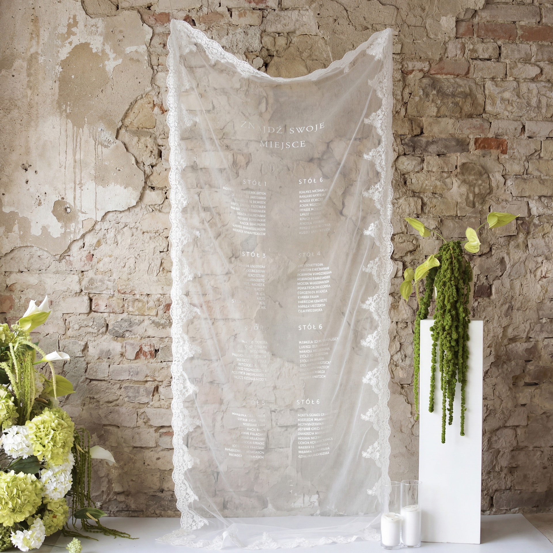 Tablica ślubna plan stołów na tiulu 250x100 z koronką Mgła Pośród Wzgórz
