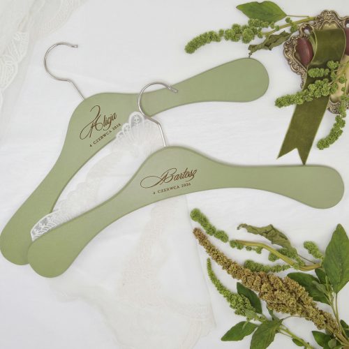 Wieszaki ślubne Pistacjowa Gałąź w kolorze pistacjowym. Komplet 2 szt., szerokość 41 cm, grawer z wypełnieniem złotą lub białą farbą.